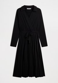 Černé zavinovací šaty s dlouhými rukávy, límcem, plisovanou sukní a páskem v pase. Vyrobené z měkké látky s hladkou texturou.