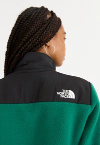 The North Face W RETRO DENALI JACKET - Giacca in pile - evergreen/black
