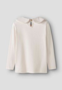 Langärmliges Oberteil aus weichem weißen Stoff mit rundem Kragen, rückwärtigem Schlüsselloch mit Knopfverschluss und subtiler Textur.