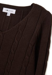 Maglione lavorato a maglia marrone con scollo a V e motivi a treccia. Texture morbida, con bordi a costine sul colletto e sulle maniche. Etichetta del marchio visibile.