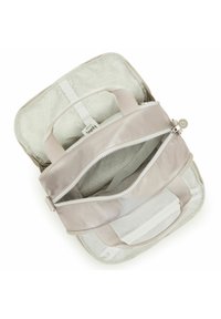 Sac gris clair avec un extérieur lisse et brillant et des poignées en tissu. L'intérieur présente un motif géométrique et plusieurs compartiments zippés.