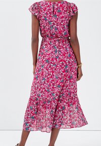 Robe midi florale en rose profond avec des manches à volants. Présente une taille cintrée et une jupe à volants, ornée de motifs floraux multicolores.
