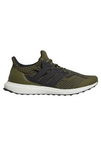 Chaussure de course en maille vert olive et noir avec semelle blanche amortissante et motif noir à trois bandes sur le côté.