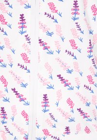 Mönstrad tyg med rosa och lila blommor på en vit bakgrund, med gröna blad och blå accenter genom hela designen.