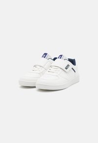 Scarpe sportive bianche con finitura in pelle liscia, dotate di una fascia e design perforato per la ventilazione. Accentuate da dettagli in blu navy.