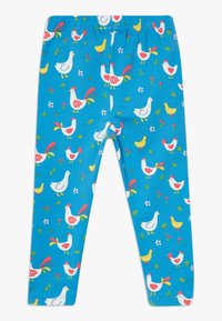 Leggings azules de algodón elástico con un patrón colorido de gallina y pollitos, con acentos de flores y hojas a lo largo.