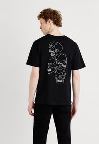 Jack & Jones JJSCULLY TEE CREW NECK - T-shirts med print - black