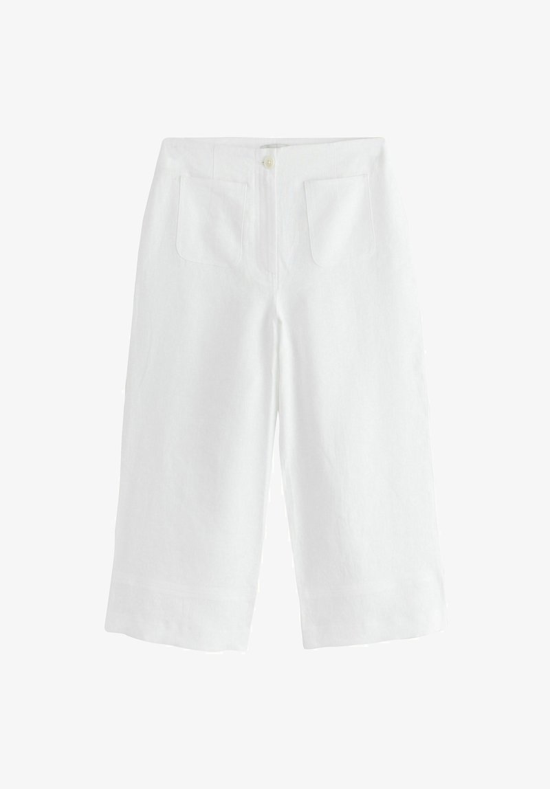 Pantalon blanc à jambes larges et raccourci, avec poches plaquées à l'avant, fermeture par bouton et braguette à glissière.