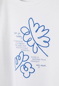 Croquis abstraits bleus de feuilles et de fleurs avec un texte motivant : « Ce n'est pas parce que cela prend du temps que cela ne fonctionne pas. Mieux vaut fait que parfait. »