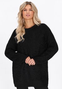 Czarny oversized sweter z teksturowanymi wzorami kwiatowymi, okrągłym dekoltem i długimi rękawami. Wykonany z miękkiej dzianiny.
