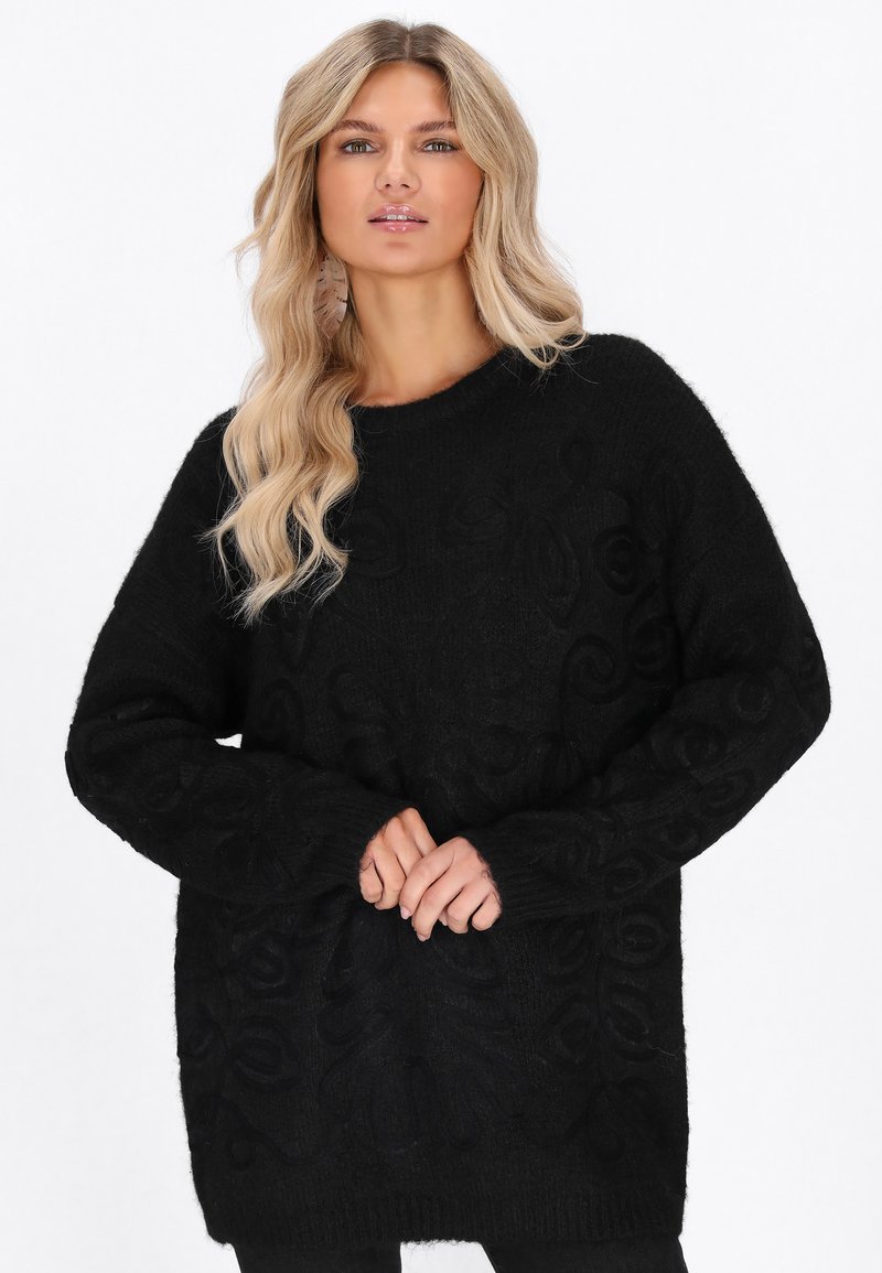 Czarny oversized sweter z teksturowanymi wzorami kwiatowymi, okrągłym dekoltem i długimi rękawami. Wykonany z miękkiej dzianiny.