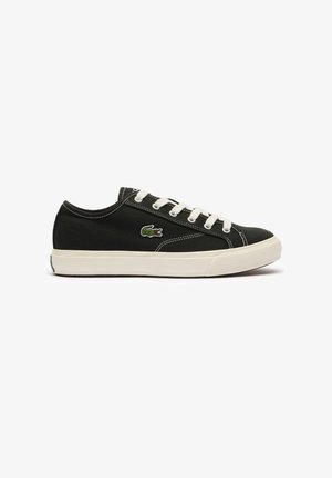 Czarny niski sneaker z białymi sznurowadłami i podeszwą, z zielonym logo krokodyla po boku i białymi detalami przeszyć.