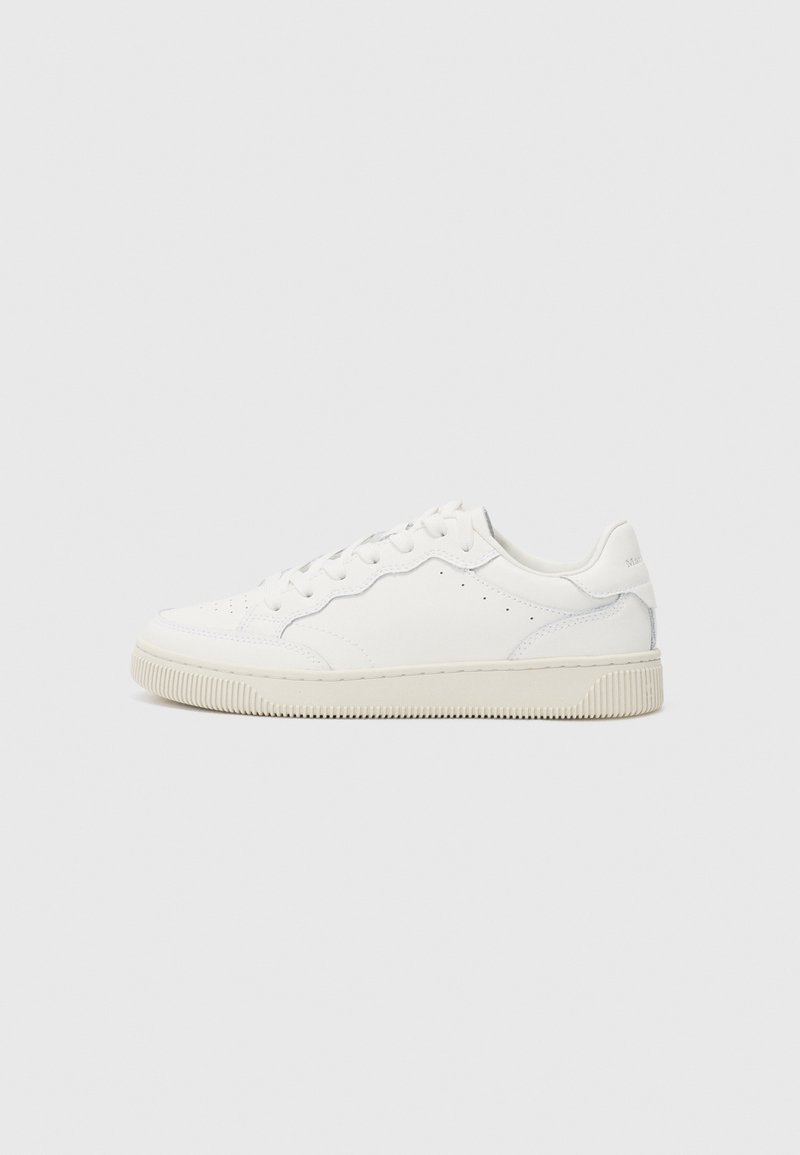 Baskets basses blanches avec laçage sur le devant, semelle texturée et perforations discrètes sur le côté, présentées sur un fond clair uni.