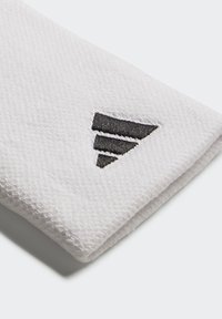 Toalla blanca con tela texturizada, que presenta un logo triangular negro bordado con tres franjas horizontales.
