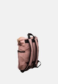 Zaino in tessuto rosa con spallacci neri, schienale sagomato, tasche laterali e dettaglio della cerniera multicolore in alto. Design leggero e compatto.