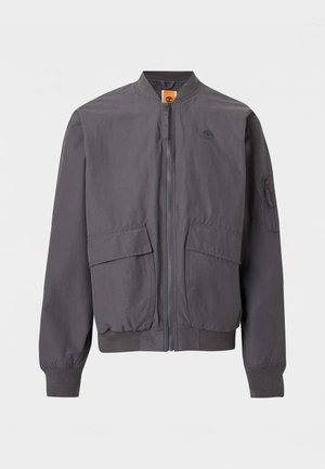 Tmavosivá bomber bunda so zipsom vpredu, dvoma veľkými vreckami s klopou, rebrovanými manžetami a lemom a malým logom na hrudi.