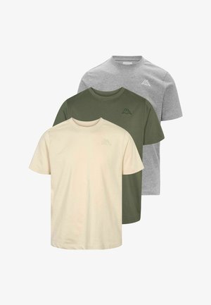 Drie korte mouw t-shirts in beige, olijfgroen en grijs; allemaal gemaakt van katoen met ronde halslijnen en kleine logo's op de borst.