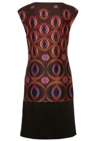Sukienka bez rękawów z brązowym tłem i okrągłym wzorem geometrycznym w kolorze czerwonym, fioletowym i czarnym, przechodzącym w jednolitą czarną dolną część.