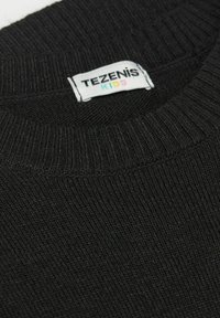 Schwarzer gestrickter Pullover mit einem gerippten Halsausschnitt und einem Etikett mit der Aufschrift "TEZENIS KIDS" in bunten Buchstaben.