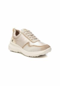 Zapatilla en un tono beige claro con una mezcla de materiales satinados y texturizados, diseño con cordones y una suela acolchada para mayor comodidad.