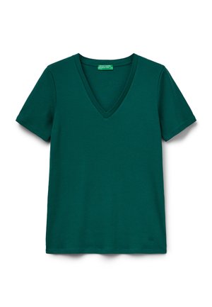 T-shirt à col en V, à manches courtes, de couleur vert foncé, avec un petit logo près de l'ourlet bas sur fond blanc.