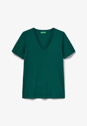 T-shirt à col en V, à manches courtes, de couleur vert foncé, avec un petit logo près de l'ourlet bas sur fond blanc.