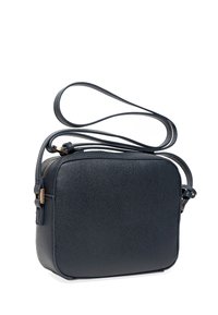 Schwarze strukturierte Leder-Crossbody-Tasche mit rechteckiger Form, Reißverschluss und verstellbarem Tragegurt. Akzente in Goldfarbe bei der Hardware.