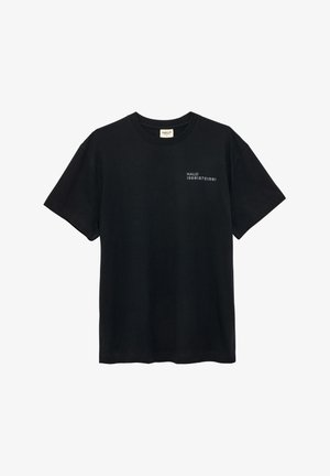 Sort t-shirt med korte ærmer og rund hals med lille hvid tekst "HALO 196819721981" på øverste venstre bryst.