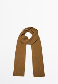 Brun ribbad stickad halsduk i en lång, rektangulär form med slät textur. Inga ytterligare detaljer eller mönster närvarande.