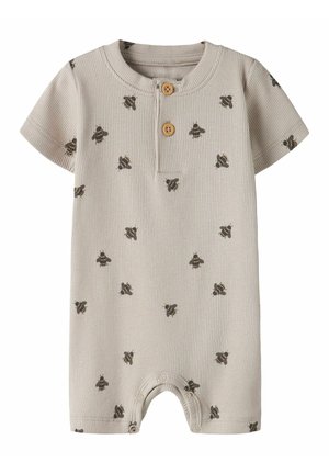 Beige ribbestrikket babykåpe med korte ermer og brune bie-trykk, to treknapper ved kragen og trykknapper i skrittet.