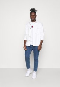 Tommy Jeans TIMELESS BOX TEE UNISEX - T-shirt con stampa - white