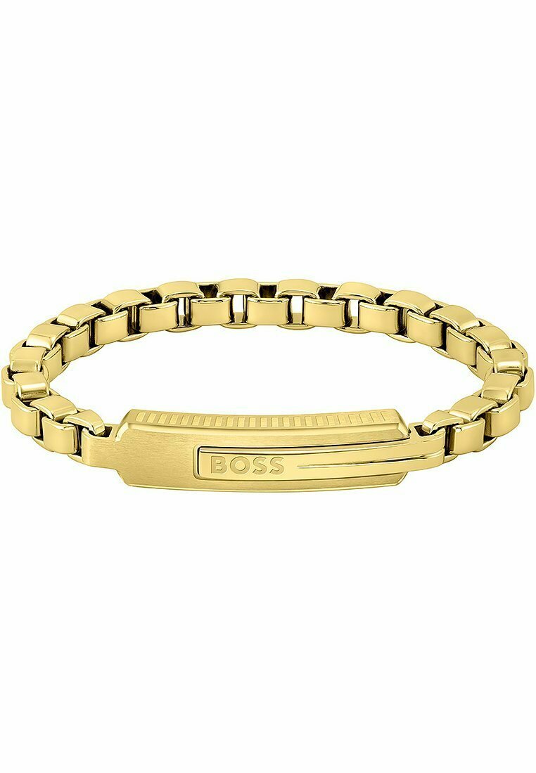 Pulsera en tono dorado con un diseño de cadena enlazada. Presenta un cierre grabado con el nombre de la marca "BOSS" en una barra rectangular.