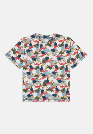 Rövid ujjú pamut póló, színes trópusi mintával, tukánokkal és levelekkel, világos háttéren. Kerek nyakú és laza szabású.