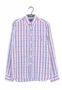 Camicia a quadri con righe blu, rosse e bianche, maniche lunghe, colletto a bottoni e taschino sul lato sinistro del petto. Il tessuto sembra leggero.