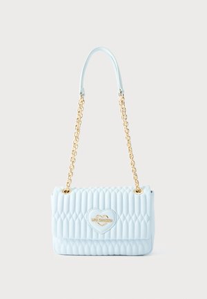 Lyseblå quiltet skuldertaske med guldkæde og hjerteformet "Love Moschino" logo på frontklappen.