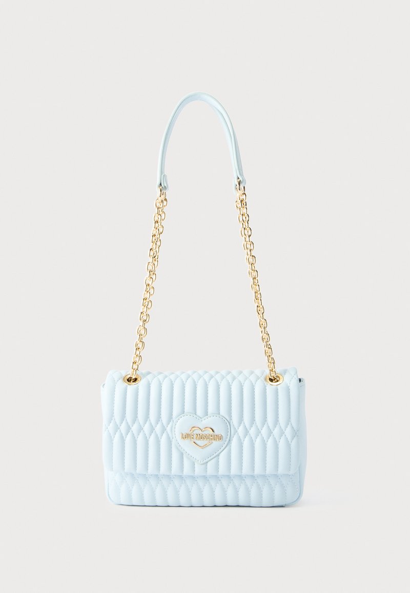 Φωτεινή γαλάζια καπιτονέ τσάντα ώμου με χρυσή αλυσίδα και καρδιά με το λογότυπο "Love Moschino" στην εμπρόσθια πτερύγια.