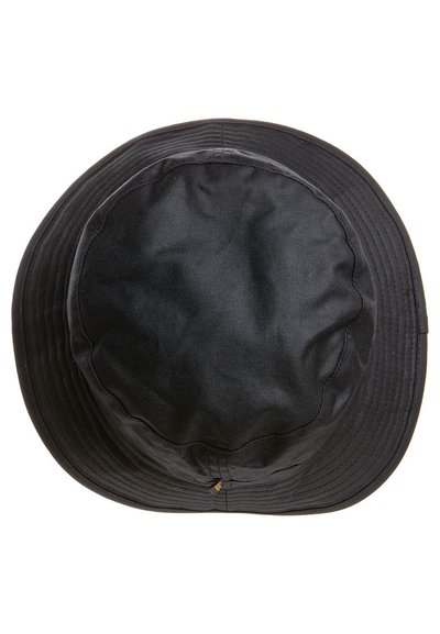 Chapeau seau noir avec un large bord flexible et une texture de tissu lisse. Présente des coutures le long du bord et un petit détail de logo à l'arrière.