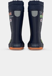 Botas de lluvia para niños en color navy con suelas naranjas, parches grises, gráficos de juegos en arte pixel y el texto "Gioseppo ¡Que tengas un buen día!" en los talones.