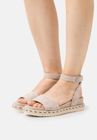 Tamaris Platåsandaler - taupe