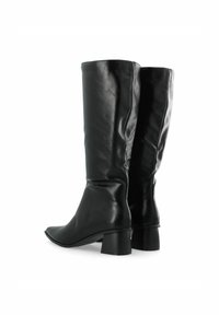 Botas de cuero negro hasta la rodilla con una textura suave, punta afilada y tacón cuadrado redondo. Presentan un diseño arrugado para mayor detalle.