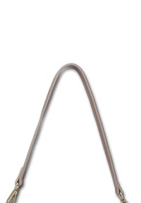 Licht beige leren handtasriem met een gladde afwerking, voorzien van witte stiksels en gouden metaalhardware aan beide uiteinden.