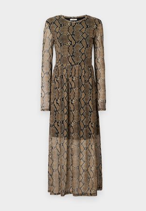 Długa, przezroczysta sukienka z wzorem w węża w odcieniach brązu i czerni, z długimi rękawami i dopasowanym wcięciem w talii.