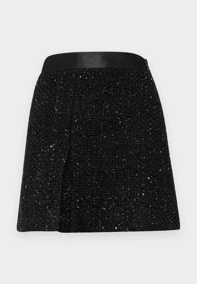 Μαύρη φούστα από tweed με υφή, φαρδιά γραμμή και λεία μαύρη ζώνη στη μέση. Διαθέτει διακριτές μεταλλικές κλωστές σε όλη την επιφάνεια.