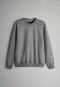 Szara bluza z miękkiej tkaniny, z okrągłym dekoltem, długimi rękawami oraz ściągaczami na mankietach i u dołu. Bez widocznych wzorów lub ozdób.