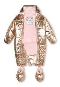 Un traje de nieve acolchado metálico dorado para bebé con forro de forro polar rosa y botines a juego adjuntos, cremallera frontal abierta para mostrar el interior.