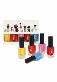 Set av sex nagellacksflaskor med färger: gul, röd, blå, rosa och två nyanser av röd. Flaskorna har svarta lock och färgade etiketter.