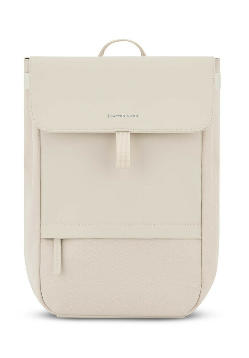 Zaino beige con pattina pieghevole, realizzato in materiale resistente. Presenta una tasca frontale e un design minimalista con logo del marchio.