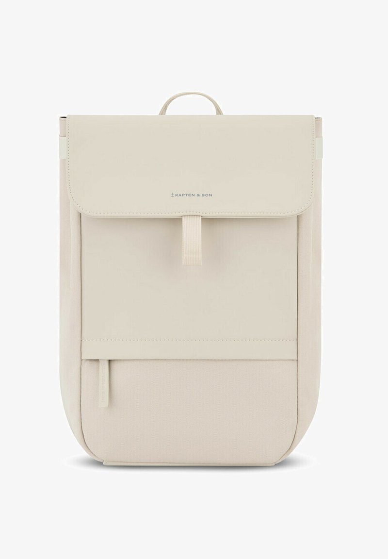 Beige ryggsäck med en vikbar lucka, tillverkad av hållbart material. Har en framficka och en minimalistisk design med varumärkeslogotyp.