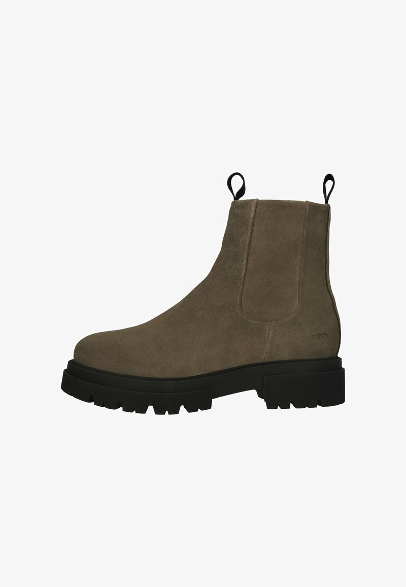 Braune Wildleder Chelsea-Stiefel mit schwarzen Zuglaschen und dicker schwarzer Profilsohle, seitlichem elastischen Einsatz und dezenter Branding am Absatz.