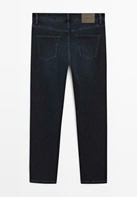 Jeans in denim blu scuro con taglio dritto, caratterizzati da due tasche sul retro e un piccolo logo in pelle sulla cintura.